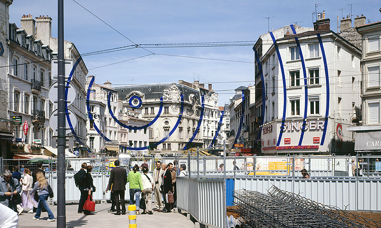 Anamorphic-color Illusions by Felice Varini 3